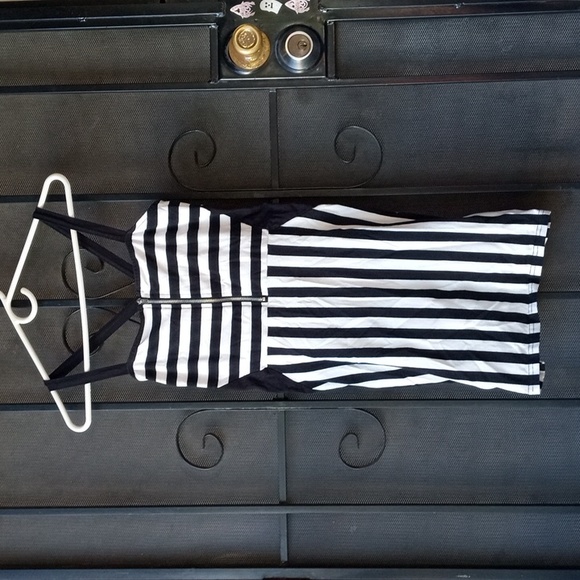 H&M Dresses & Skirts - 💜 5/$25 h&m striped bodycon dress size 8